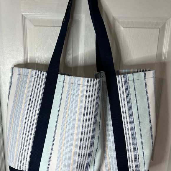 thirty-one Handbags - Thirty-One Coastal Carry-All Tote Bag in Boardwalk Stripe